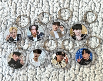 Llavero circular de doble cara con foto de Ateez con lindos garabatos
