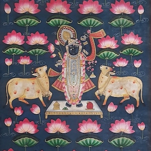 K&ouml;nnte beinhalten: Ein traditionelles indisches Gem&auml;lde, das eine hinduistische Gottheit zeigt, die auf einer Plattform steht, mit zwei K&uuml;hen auf jeder Seite. Die Gottheit ist mit aufwendigen Schmuck und Kleidung geschm&uuml;ckt. Der Hintergrund ist dunkelblau mit rosa Lotusblumen und gr&uuml;nen Bl&auml;ttern.