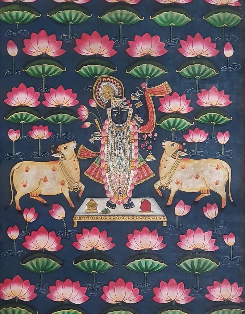 K&ouml;nnte beinhalten: Ein traditionelles indisches Gem&auml;lde, das eine hinduistische Gottheit zeigt, die auf einer Plattform steht, mit zwei K&uuml;hen auf jeder Seite. Die Gottheit ist mit aufwendigen Schmuck und Kleidung geschm&uuml;ckt. Der Hintergrund ist dunkelblau mit rosa Lotusblumen und gr&uuml;nen Bl&auml;ttern.