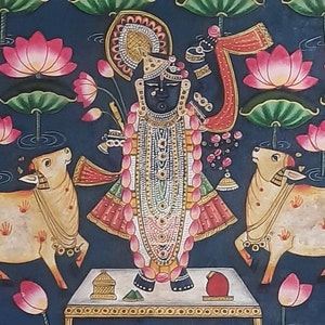 K&ouml;nnte beinhalten: Ein traditionelles indisches Gem&auml;lde, das eine hinduistische Gottheit, Krishna, darstellt, der auf einer Plattform mit zwei K&uuml;hen steht. Krishna ist mit aufwendigen Schmuck und einer Girlande aus rosa Blumen geschm&uuml;ckt. Der Hintergrund zeigt Lotusblumen und Bl&auml;tter.