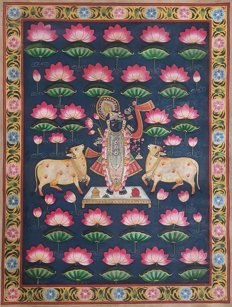 K&ouml;nnte beinhalten: Ein traditionelles indisches Gem&auml;lde, das eine hinduistische Gottheit zeigt, die auf einer Plattform steht, umgeben von Lotusblumen. Die Gottheit ist mit aufwendigen Schmuck und Kleidung geschm&uuml;ckt und h&auml;lt in einer Hand eine Waffe. Zwei K&uuml;he flankieren die Gottheit, und der Hintergrund ist dunkelblau.