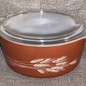 VTG Pyrex Autumn Harvest Wheat Pattern w/ Lid 2.5 Quart Casserole Dish (475-B)