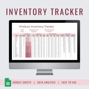 Op de afbeelding: Een computerscherm waarop een spreadsheet wordt weergegeven met de titel "Product Inventory Tracker". De spreadsheet bevat kolommen voor productnaam, serienummer, voorraadhoeveelheid, voorraadstatus, verkoopprijs, productiekosten, brutowinst en meer. De spreadsheet toont een totale voorraadwaarde van $ 5.582,00 en een totale verkoopprijs van de voorraad van $ 10.855,00.
