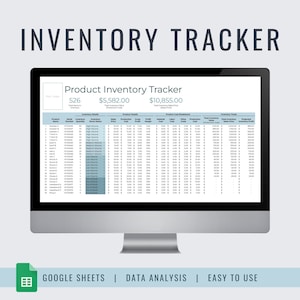 Op de afbeelding: Een computermonitor toont een inventarisvolgsheet. Het scherm toont productdetails, kostenoverzichten en inventaristotalen. De tekst "INVENTORY TRACKER" staat bovenaan. De onderkant van het scherm toont "GOOGLE SHEETS | DATA ANALYSIS | EASY TO USE."