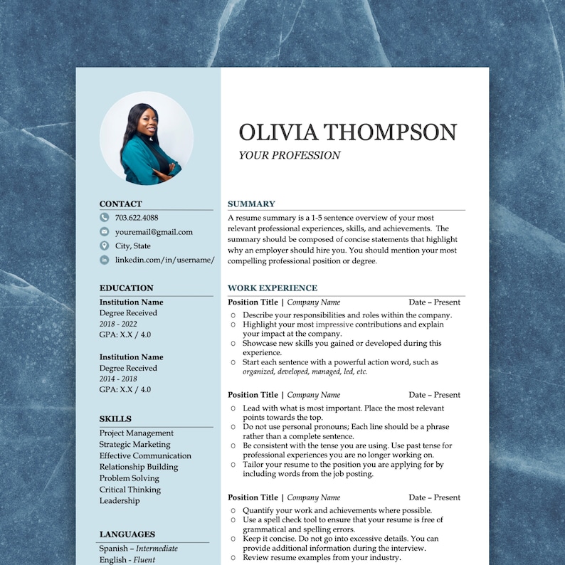 Puede incluir: Una plantilla de curr&iacute;culum con una foto en blanco y negro de una mujer con un blazer negro. El curr&iacute;culum incluye secciones para informaci&oacute;n de contacto, educaci&oacute;n, experiencia laboral, habilidades e idiomas. El curr&iacute;culum est&aacute; formateado con vi&ntilde;etas y encabezados.