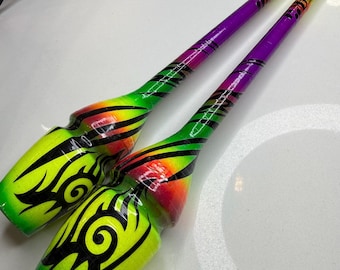 Anpassade rytmiska gymnastikklubbor med airbrustning | Personligt klubbset | Rytmisk gymnastikutrustning för flickor | Tävlingsklubbor | Beställningsgjord gymnastdräkt