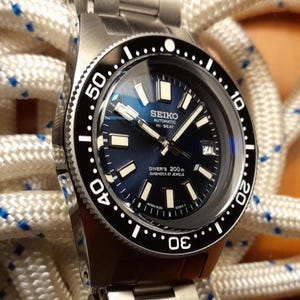 Seiko inspirerad av modellen 62MAS, Diver 300m, dubbelkupolt safirglas, Seiko NH35A-urverk, keramisk infattning.