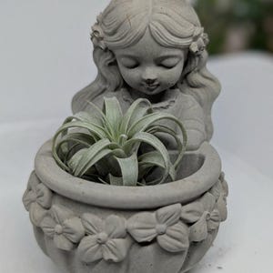 O Pequeno Guardião (Vaso) | Vaso com Rosto | Recipiente | Vaso de Oração | Vaso de Flores | Busto | Escultura Religiosa | Cristã | Estilo Cottagecore