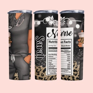 Puede incluir: Un vaso negro y dorado con un gr&aacute;fico de una enfermera con uniforme y sosteniendo una taza de caf&eacute;. El vaso tiene el texto "Sarah" y "Enfermera". El vaso tambi&eacute;n tiene una etiqueta de informaci&oacute;n nutricional con el texto "Trabajador Milagroso" y "1 Paciente".