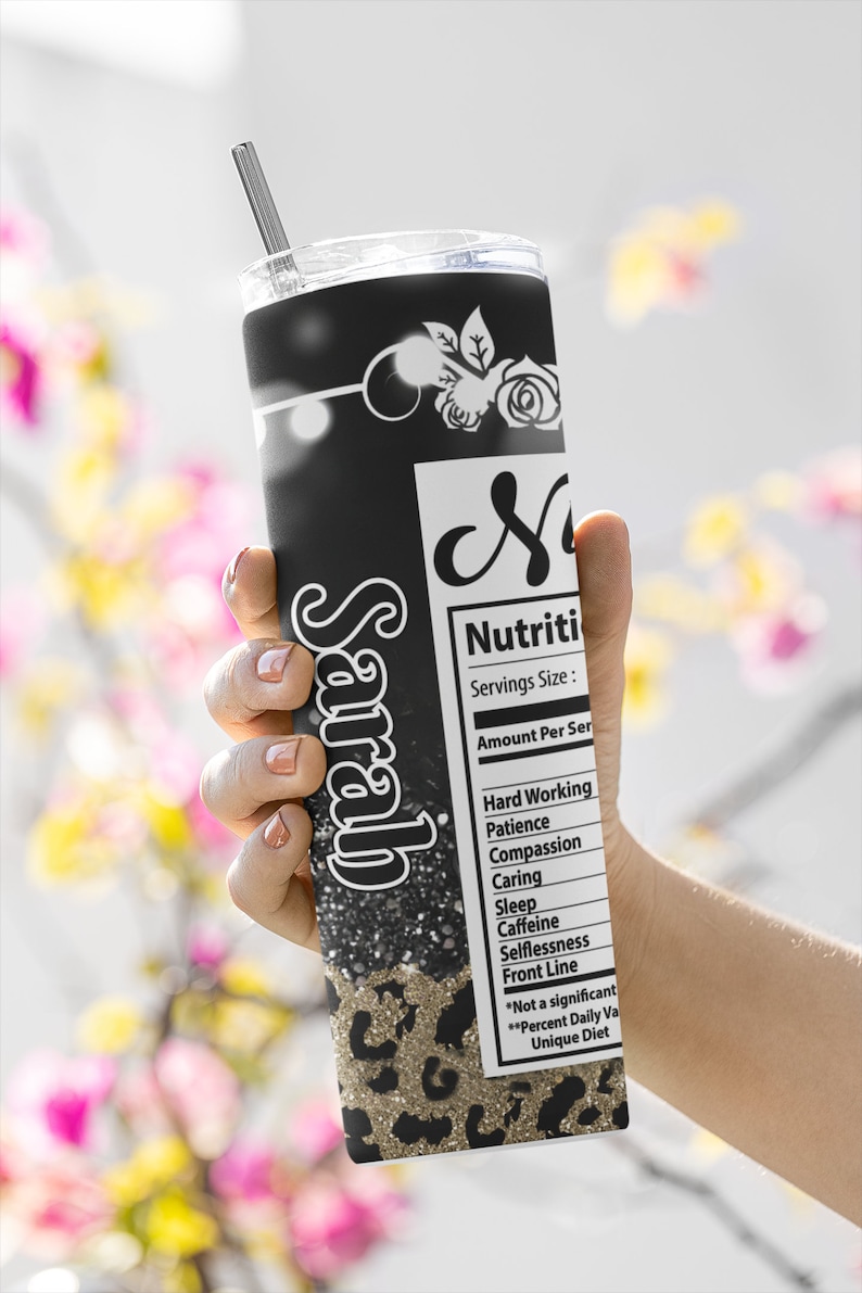 Puede incluir: Un vaso negro y dorado con un dise&ntilde;o de estampado de leopardo y el nombre "Sarah" en purpurina blanca. El vaso tiene una etiqueta nutricional con el texto "Nutriti" y "Servings Size: Amount Per Ser" y una lista de elementos que incluyen "Hard Working", "Patience", "Compassion", "Caring", "Sleep", "Caffeine", "Selflessness", "Front Line", "*Not a significant", "**Percent Daily Va", "Unique Diet".