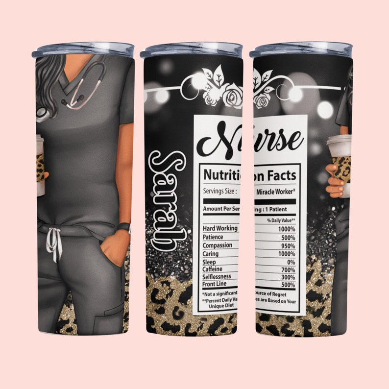 Puede incluir: Un vaso negro y dorado con un gr&aacute;fico de una enfermera con uniforme y sosteniendo una taza de caf&eacute;. El vaso tiene el texto "Sarah" y "Enfermera". El vaso tambi&eacute;n tiene una etiqueta de informaci&oacute;n nutricional con el texto "Trabajador Milagroso" y "1 Paciente".
