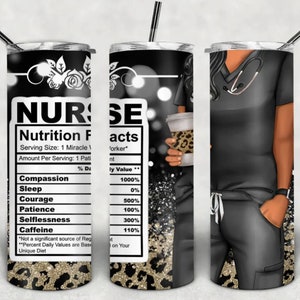 Puede incluir: Un vaso negro y dorado con un gr&aacute;fico de una enfermera sosteniendo una taza de caf&eacute;. El vaso tiene una etiqueta de informaci&oacute;n nutricional con las palabras "Nurse Facts" y una lista de cualidades como la compasi&oacute;n, el coraje y la paciencia.