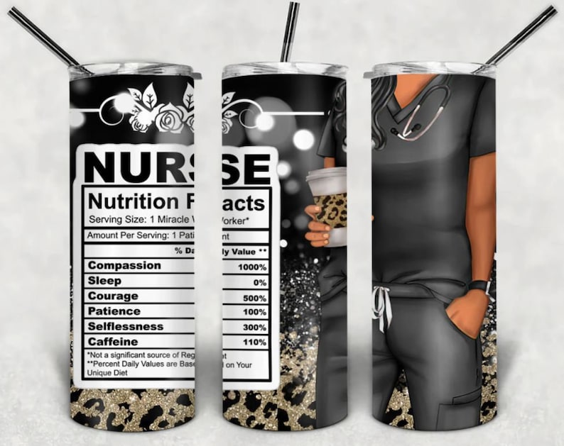 Puede incluir: Un vaso negro y dorado con un gr&aacute;fico de una enfermera sosteniendo una taza de caf&eacute;. El vaso tiene una etiqueta de informaci&oacute;n nutricional con las palabras "Nurse Facts" y una lista de cualidades como la compasi&oacute;n, el coraje y la paciencia.