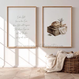 Könnte beinhalten: Zwei gerahmte Kunstdrucke mit rustikalem Thema. Einer zeigt handgeschriebenen Text, der andere ein Stillleben aus Brot, Schneidebrett und Vase. Die Drucke sind in hellen Holzrahmen, mit der Website www.unvergmanentadesign.etsy.com unten.