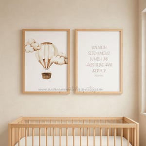Könnte beinhalten: Zwei gerahmte Drucke mit einem Kinderzimmer-Thema. Einer zeigt einen Aquarell-Heißluftballon in Beige- und Brauntönen mit flauschigen Wolken. Der andere Druck hat deutschen Text und die Website-Adresse www.unvergmomentedesign.etsy.com.