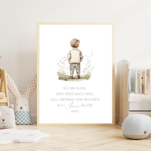 Könnte beinhalten: Eine Aquarellillustration eines jungen Jungen, der mit dem Rücken zum Betrachter steht. Der Text lautet: "ICH BIN KLEIN, MEIN HERZ MACH REIN, SOLL NIEMAND DRIN WOHNEN ALS Jesus ALLEIN. AMEN."