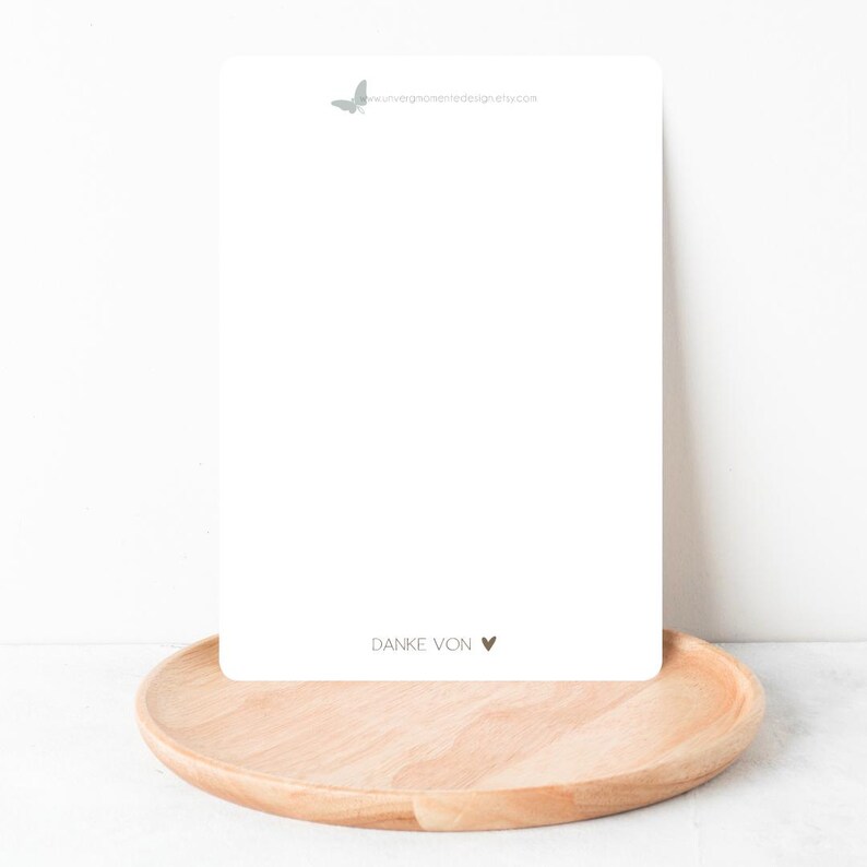 Peut inclure: Une carte blanche avec un petit papillon gris et le texte "www.herzensmomente-design.etsy.com" en haut. Le bas de la carte porte le texte "DANKE VON" suivi d'un petit c&oelig;ur brun.