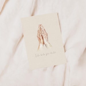 Könnte beinhalten: Eine Aquarell-Illustration von zwei ineinander verschränkten Händen, die zum Gebet erhoben sind. Unter den Händen steht der Text "Ich bete für dich!"
