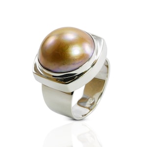 Seltene runde goldene Mabe Perle 16 mm gefasst in 925 Sterling Silber Ring, handgefertigter breiter Bandring mit goldener Mabe Perle