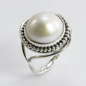 Handgefertigter Ring aus 925 Sterling Silber mit echter runder 13 mm Südseeperle verziert mit filigraner Silberkugel
