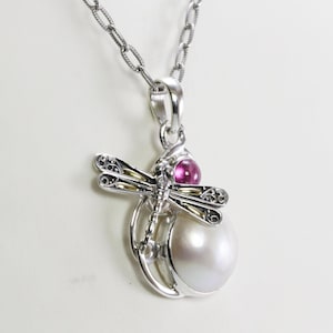 Wunderschöner handgefertigter Libellenanhänger mit natürlichem rosa Turmalin und echter runder Mabeperle, verziert mit 18K Gelbgold auf den Flügeln