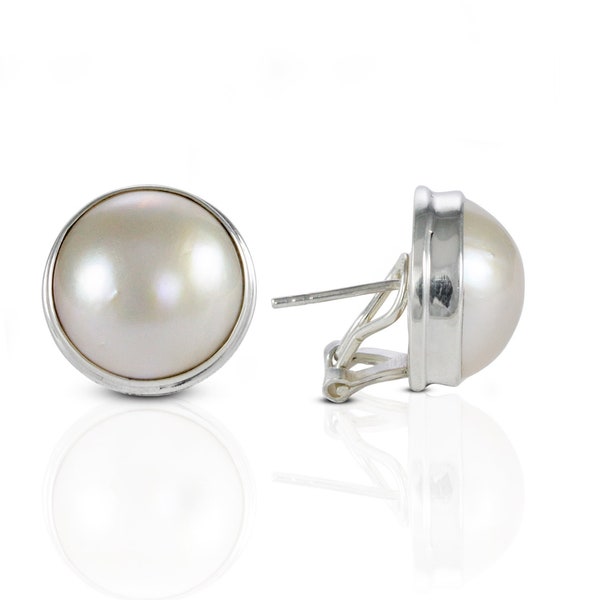 boucles d'oreilles en perles mabe serties dans une double lunette faites à la main en argent sterling 925 avec fermeture oméga