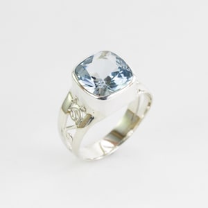 Split Shank Ring mit echtem Cushion Cut Blautopas in 925 Sterling Silber gefasst