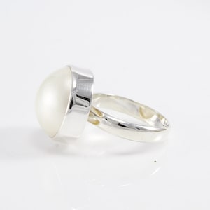 Handgefertigter Ring Design 925 Sterling Silber mit echter weißer Zuchtperle, weißer Mabe Perlenring, zauberhafte 16 mm runde weiße Mabe