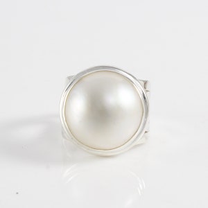 Bali Handgefertigter Bandring Design in 925 Sterling Silber mit echter weißer Pazifik-Perle, 16 MM weißer Mabe-Perlenring,