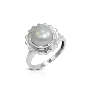 weißer Mabe Perlenring in 925 Sterling Silber gefasst mit zahnradförmigen Lünette