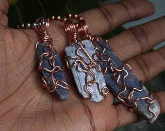 Collar de cristal envuelto en alambre de cobre con cianita azul cruda