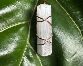 Collar de cobre crudo con carga de espato satinado de selenita