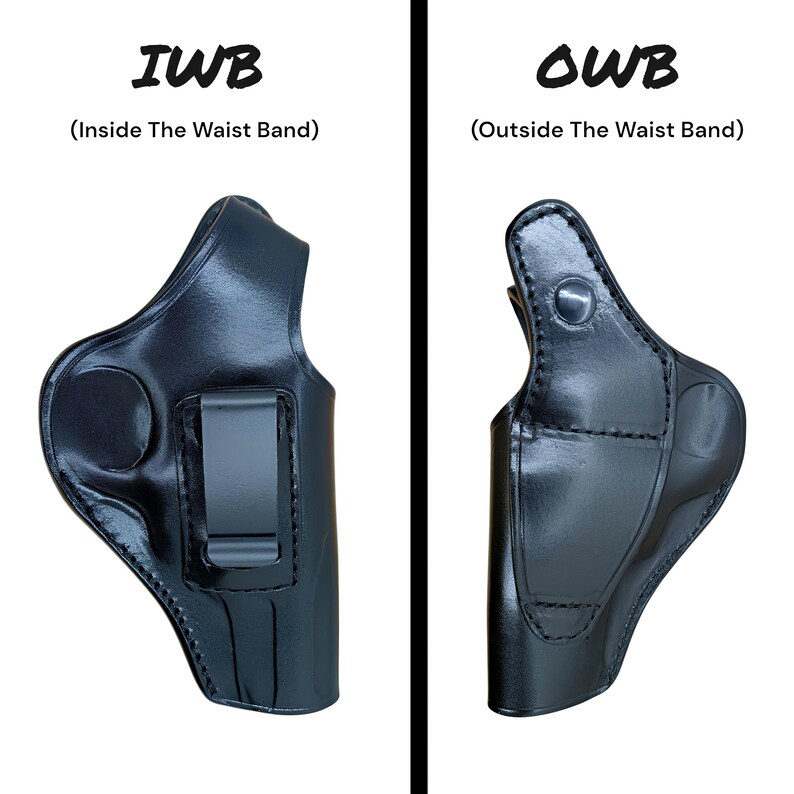 Op de afbeelding: Twee zwarte leren pistoolholsters, &eacute;&eacute;n met het label "IWB (Inside The Waist Band)" en de andere "OWB (Outside The Waist Band)." De IWB-holster heeft een metalen clip. De OWB-holster heeft een druksluiting. Beide worden getoond tegen een witte achtergrond.