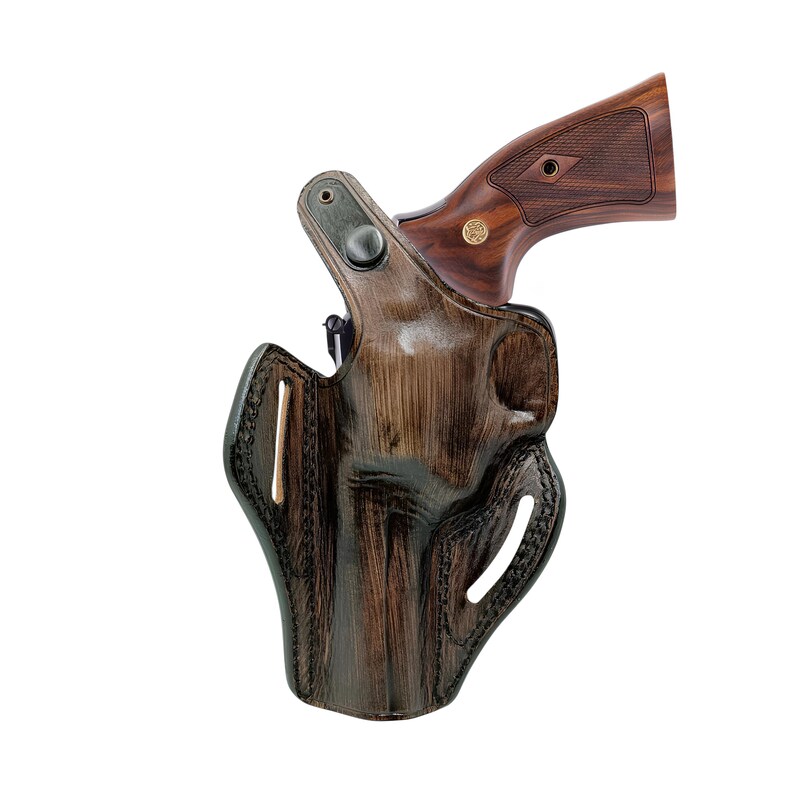 K&ouml;nnte beinhalten: Ein dunkelbraunes Lederholster mit Holzmaserung, zur Aufnahme einer Schusswaffe. Das Holster hat ein geschwungenes Design mit gen&auml;hten Kanten und einem Metallverschluss. Der Holzgriff der Schusswaffe ist sichtbar.