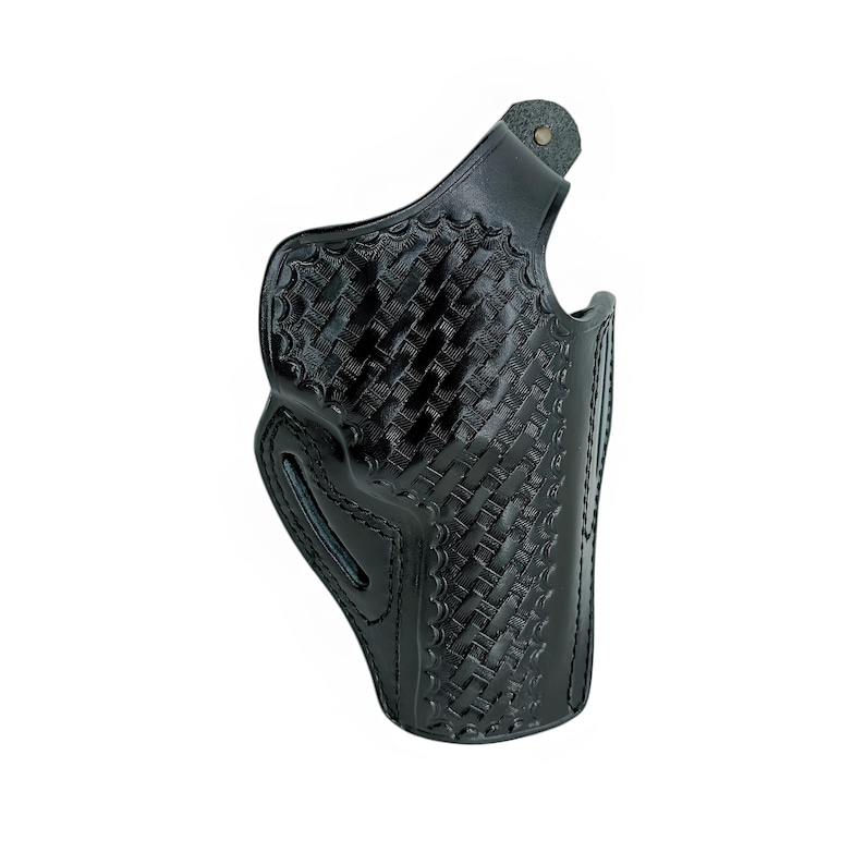 Op de afbeelding: Zwarte leren holster met een mandweefpatroon. De holster heeft een gevormd ontwerp met stiksels langs de randen en een drukknoopsluiting. Ontworpen om op de heup te worden gedragen.