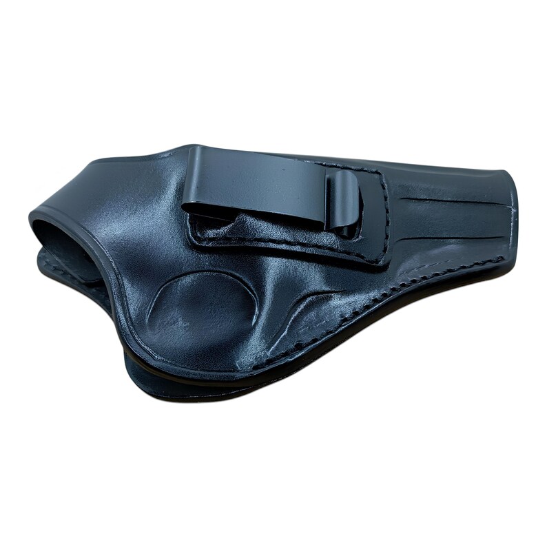 Op de afbeelding: Zwarte leren holster met een metalen clip. Ontworpen om in de tailleband te dragen. Het leer heeft een gladde textuur en is langs de randen gestikt. Een praktisch accessoire.
