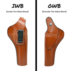 Op de afbeelding: Twee bruine leren pistoolholsters, &eacute;&eacute;n voor in de tailleband (IWB) en de andere voor buiten de tailleband (OWB). De IWB-holster heeft een zwarte clip, terwijl de OWB-holster een metalen drukknop heeft. Beide zijn gestikt met witte draad.