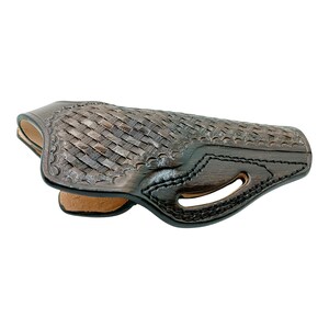Op de afbeelding: Een donkerbruin leren holster met een geweven patroon op het bovenoppervlak. Het holster heeft een gebogen vorm met een uitsparing voor een riem en is gestikt met zwart garen. De binnenkant is lichtbruin.