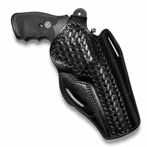 Op de afbeelding: Zwarte leren holster met een geweven mandweefpatroon, met een zwarte revolver. De holster heeft een gevormd ontwerp en een riemlus. De grip van de revolver is getextureerd.