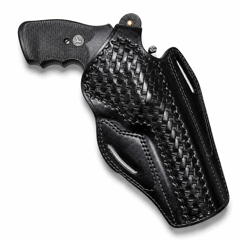 Op de afbeelding: Zwarte leren holster met een geweven mandweefpatroon, met een zwarte revolver. De holster heeft een gevormd ontwerp en een riemlus. De grip van de revolver is getextureerd.