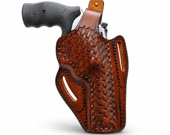 Könnte beinhalten: Ein braunes Lederholster mit Korbgeflechtmuster und dunklen Nähten, ausgestattet mit einem Messing-Druckknopfverschluss. Ein Revolver mit schwarzem Gummigriff steckt teilweise im Holster und zeigt den strukturierten Griff sowie den silbernen Rahmen.