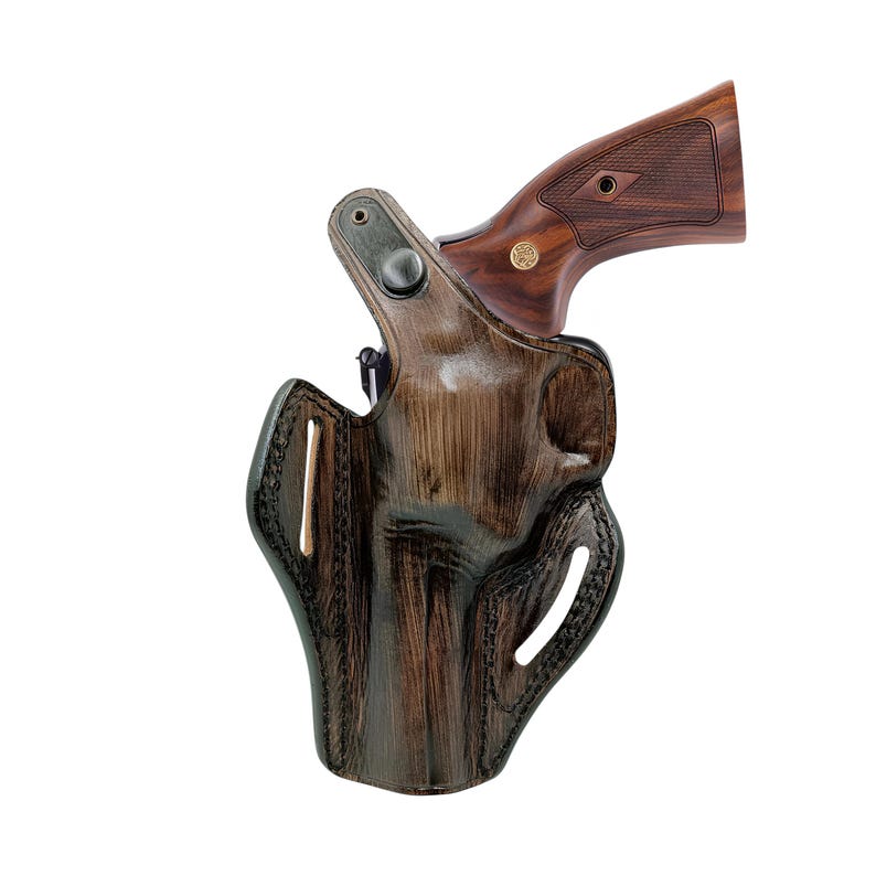 Pode incluir: Uma coldre de couro castanho com acabamento em gr&atilde;o de madeira escura. O coldre foi projetado para segurar uma arma de fogo, com uma por&ccedil;&atilde;o vis&iacute;vel da empunhadura de madeira. O coldre tem um design costurado e um fecho de metal.