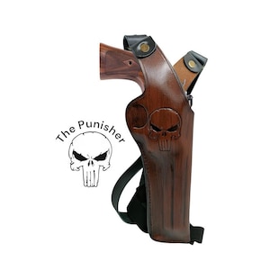 Può includere: Una fondina da spalla in pelle marrone con un design a teschio e la scritta "The Punisher". La fondina è progettata per contenere una pistola e ha cinghie regolabili. Il teschio è scolpito nella pelle.