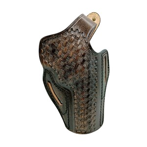 Op de afbeelding: Een bruin leren holster met een mandweefpatroon en decoratieve stiksels. De holster heeft een lus voor een riem en een uitsparing voor een vuurwapen. Het leer is donkerbruin met lichtbruine accenten.