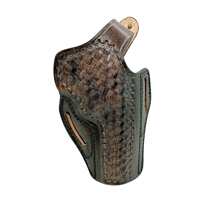 Op de afbeelding: Een bruin leren holster met een mandweefpatroon en decoratieve stiksels. De holster heeft een lus voor een riem en een uitsparing voor een vuurwapen. Het leer is donkerbruin met lichtbruine accenten.