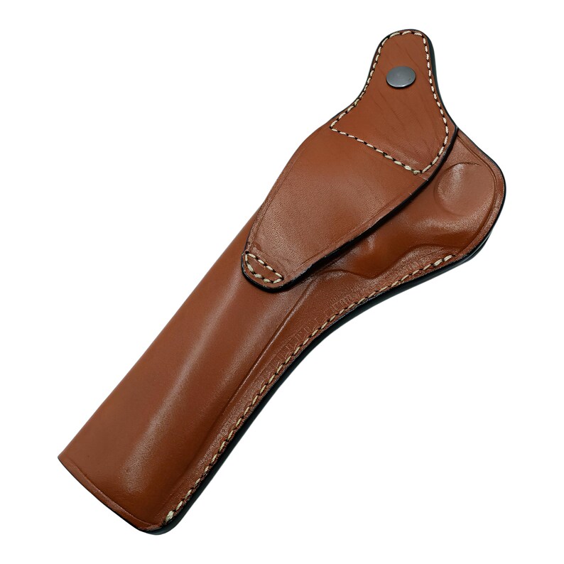 Op de afbeelding: Een bruin leren holster met witte stiksels en een drukknoopsluiting. Het holster is ontworpen om een ​​handvuurwapen te bevatten en heeft een gebogen vorm. De randen zijn zwart en het leer heeft een gladde, gepolijste afwerking.