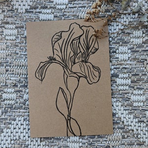 florale Postkarte auf Kraftpapier handgedruckter Linoldruck Grußkarte Iris