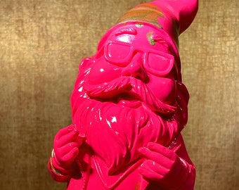 Garden gnome rocker with peace chain, pink gold spray bomb edition, neon pink, hand-painted and weatherproof made of high-quality synthetic resin