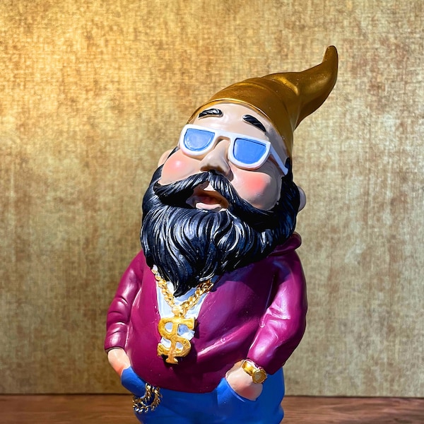 Gartenzwerg Rocker mit Goldkette & schwarzem Bart, handbemalt und wetterfest aus hochwertigem Kunstharz