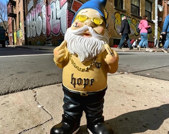 Nain de jardin à bascule avec tatouages et majeur, peint à la main et résistant aux intempéries en résine synthétique de haute qualité, figurine décorative, cadeau idéal